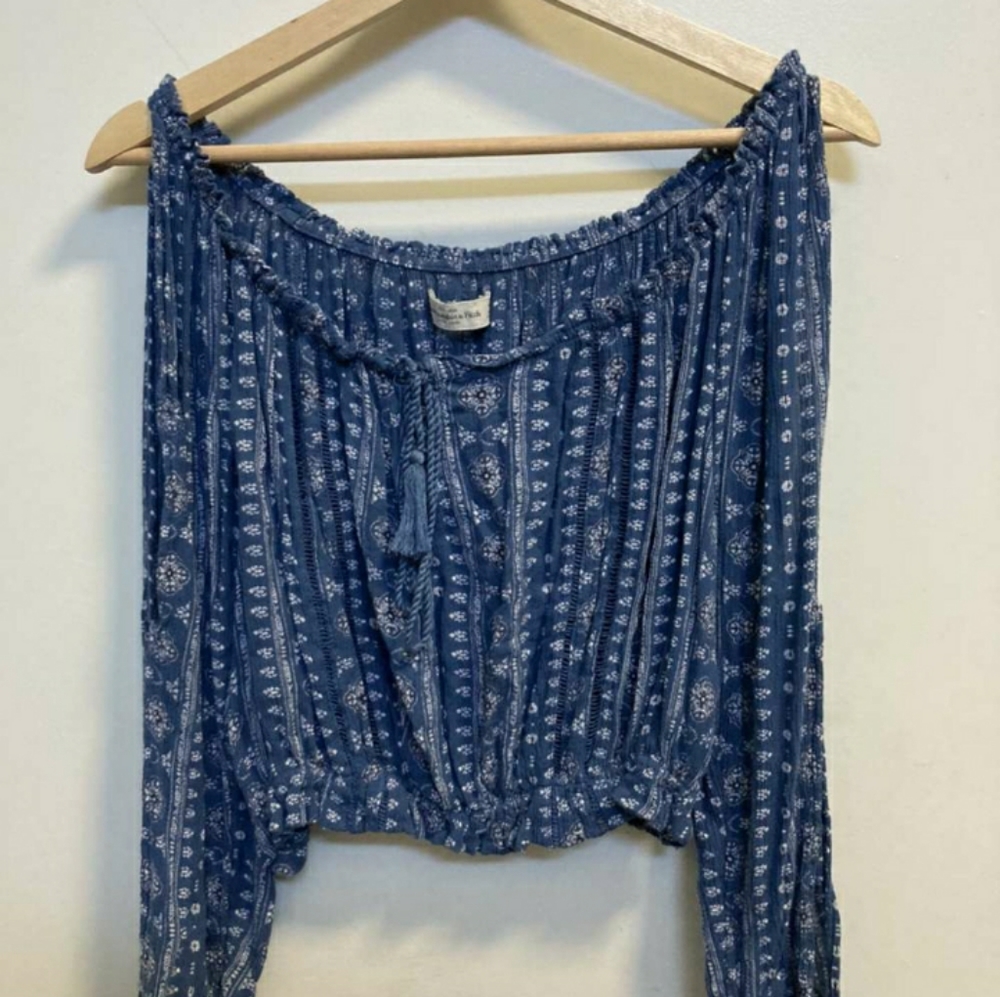 Abercrombie&Fitch | Cold-shoulder |lettice hem |cropped blouse | Small